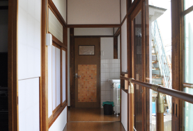 手すり付き廊下